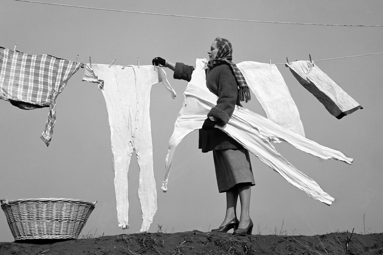 Жена в трусиках развешивает белье фото