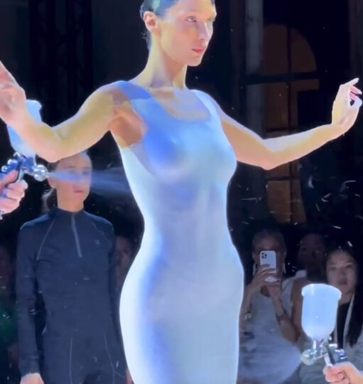 Девушка в прозрачном платье из биссера на голое тело