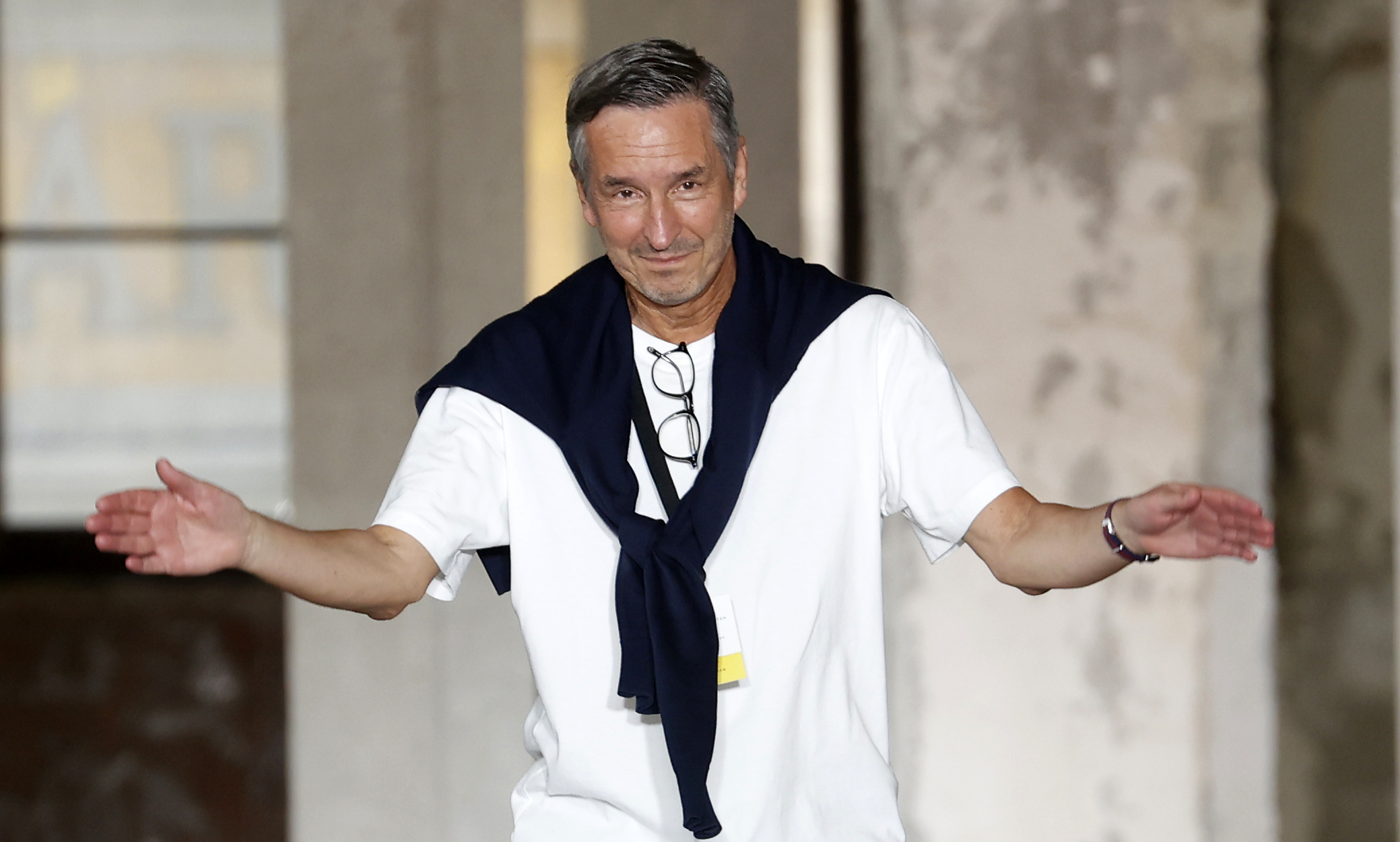 Основатель Dries Van Noten Дрис Ван Нотен: краткая биография, главные  факты, творческий путь и почему решил завершить карьеру.