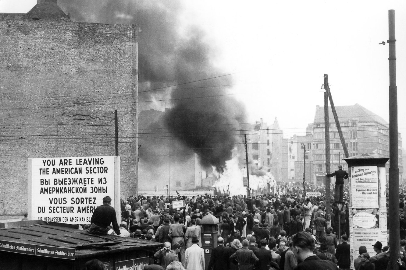 История Берлинской стены. Почему Германию поделили на Западную и Восточную?  Что такое ГДР? История ГДР. Как немцы оказались за Берлинской стеной? Когда  снесли Берлинскую стену? Новый сериал с высоким рейтингом «ГДР» —