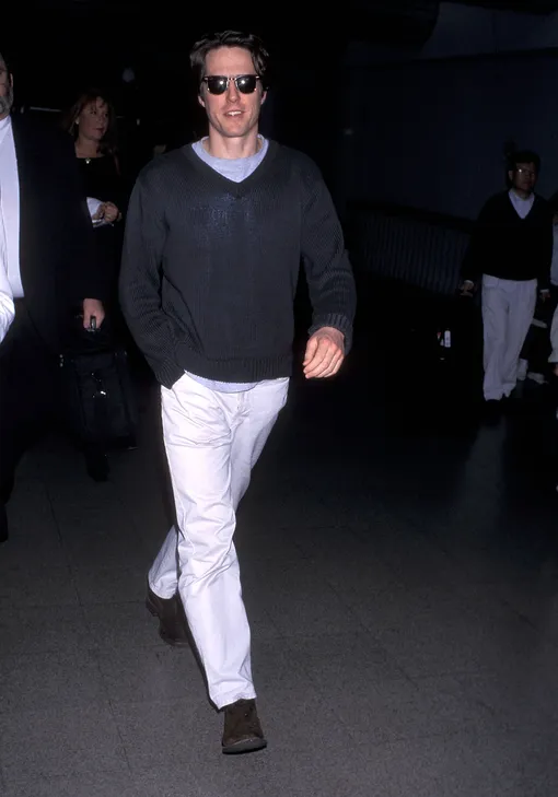 : Actor Hugh Grant arrives from New York City on May 26, 1999 at Los Angeles International Airport in Los Angeles, California. КРЕДИТ by