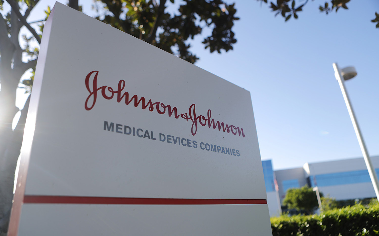 Johnson & Johnson выплатит 8 млрд долларов американцу, у которого выросла  грудь