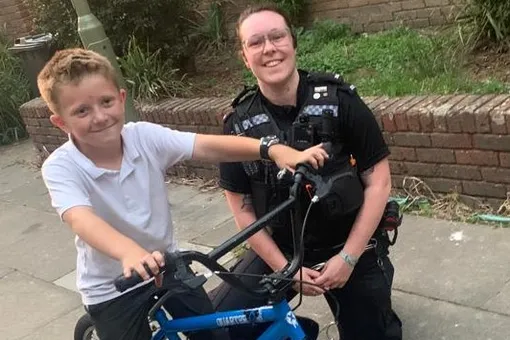 В Великобритании сотрудница полиции одолжила у ребенка детский велосипед для погони. Преступника удалось догнать и задержать