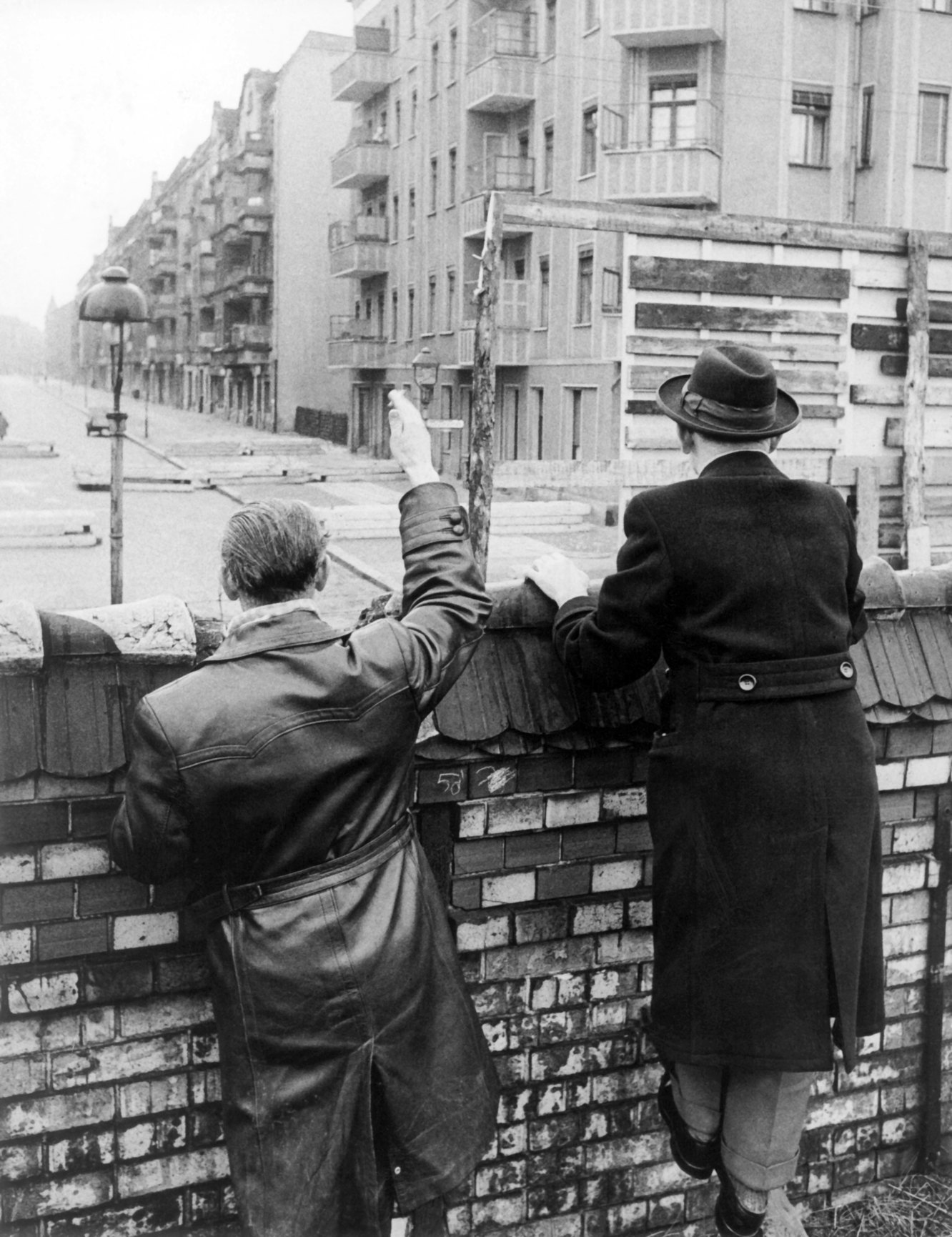 История Берлинской стены. Почему Германию поделили на Западную и Восточную?  Что такое ГДР? История ГДР. Как немцы оказались за Берлинской стеной? Когда  снесли Берлинскую стену? Новый сериал с высоким рейтингом «ГДР ...