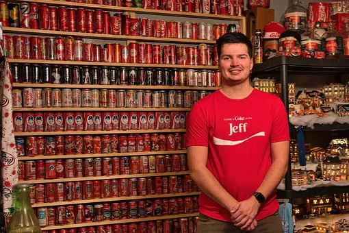 26-летний американец собрал самую большую коллекцию различных предметов Coca-Cola. Всего 5237 банок, брелоков, статуэток и других вещей
