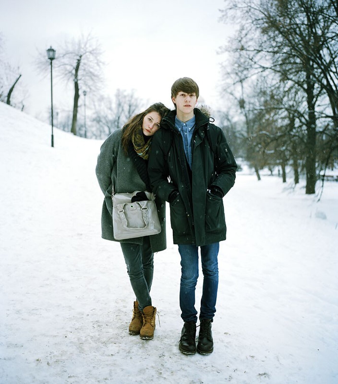 Пара подростков на улице зимой