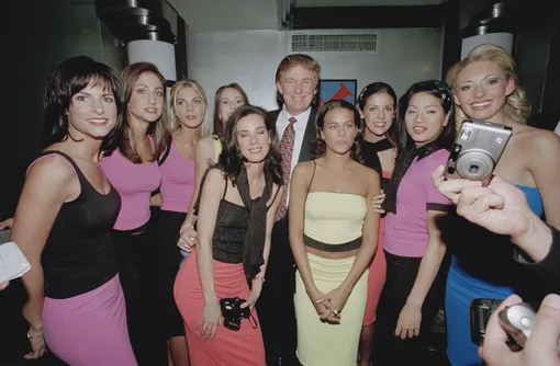 Дональд Трамп с участницами конкурса «Мисс Америка» в 1999 году
