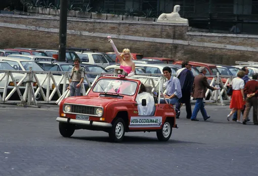 Чиччолина во время предвыборной кампании, Рим, 1987 год