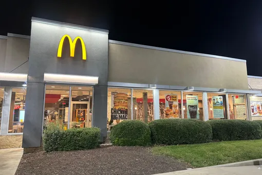 В США почти 50 человек отравились «Роял чизбургером» из McDonald’s. Один из них погиб