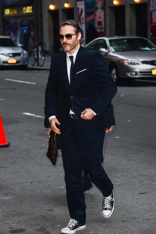 NEW YORK, NY — DECEMBER 08: Actor Joaquin Phoenix enters the «Late Show With David Letterman» taping at the Ed Sullivan Theater on December 8, 2014 in New York City. КРЕДИТ