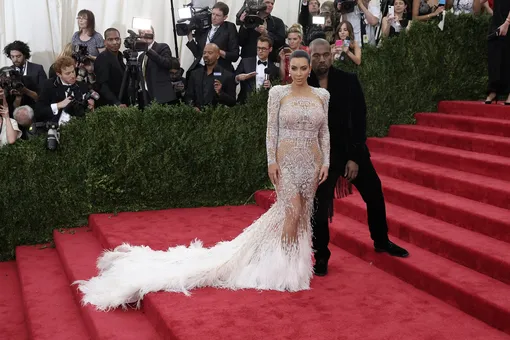 «China: Through The Looking Glass» Costume Institute Benefit Gala — ArrivalsNEW YORK, NY — MAY 04: Kim Kardashian and Kanye West attend the «China: Through The Looking Glass» Costume Institute Benefit Gala at the Metropolitan Museum of Art on May 4, 2015 in New York City. (Photo by Neilson Barnard/Getty Images)