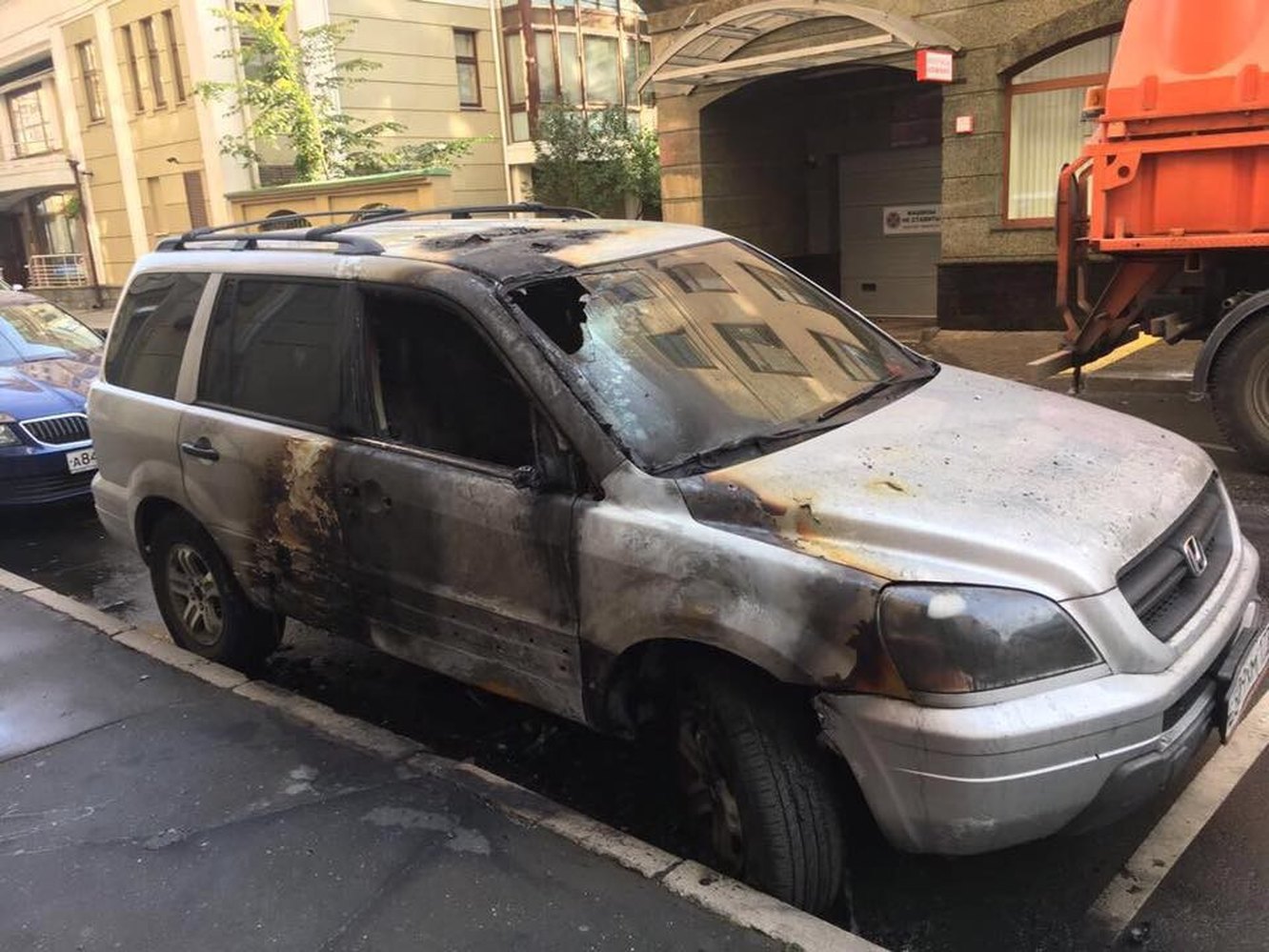 В Москве сожгли две машины у офиса адвоката, защищающего интересы Алексея  Учителя