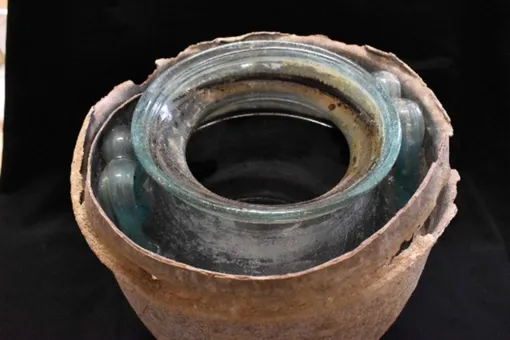 Археологи нашли в древнеримской гробнице старейшее в мире вино. Оно сохранилось в жидком состоянии
