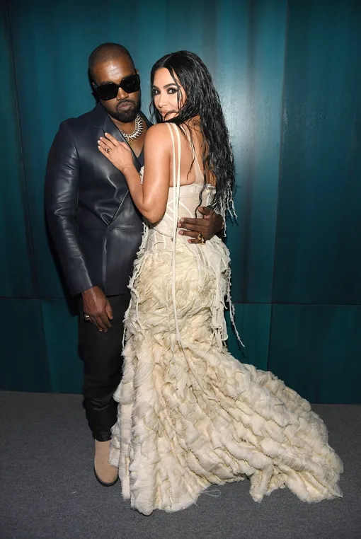 BEVERLY HILLS, CALIFORNIA — FEBRUARY 09: (L-R) Kanye West and Kim Kardashian West attend the 2020 Vanity Fair Oscar Party hosted by Radhika Jones at Wallis Annenberg Center for the Performing Arts on February 09, 2020 in Beverly Hills, California. КРЕДИТ Kevin Mazur/VF20/WireImage/Getty Images