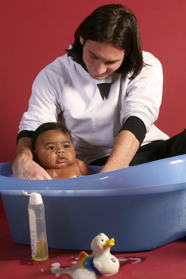 «Сперва он даже не знал, как правильно держать ребенка»: история фото, на котором Лионель Месси купает Ламина Ямаля