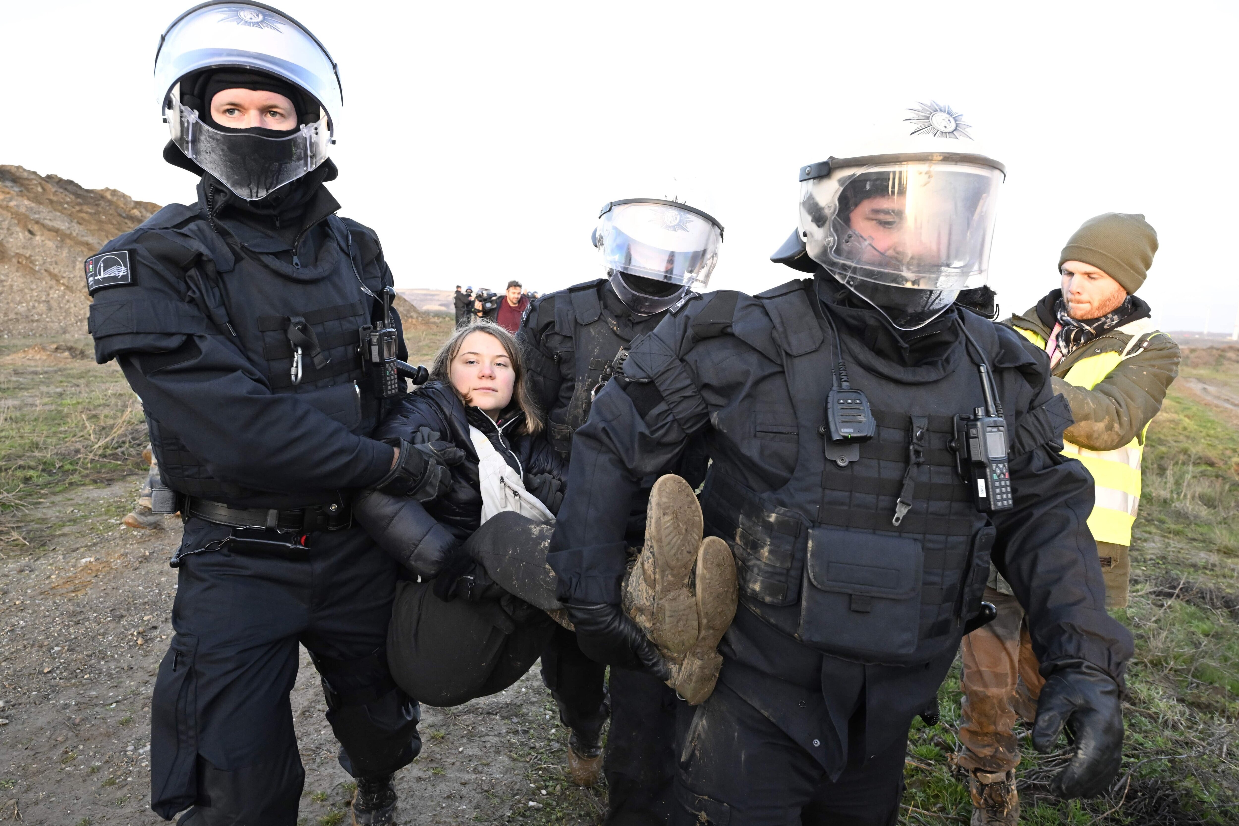 Фото дня: полиция уносит Грету Тунберг с акции против добычи угля в Германии