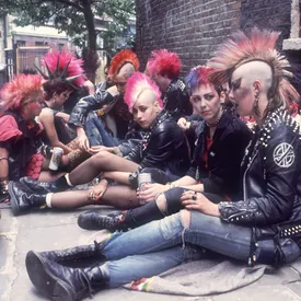 «Посмотри, в каких я сапогах»: как панк-атрибутика вышла за пределы субкультуры
