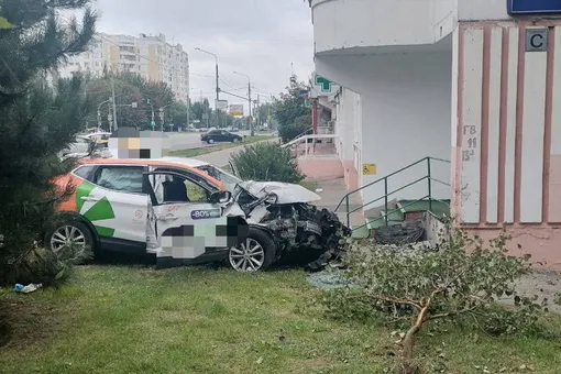 В Москве подростки угнали машину каршеринга и врезались в дом. Один из них погиб, трое пострадали