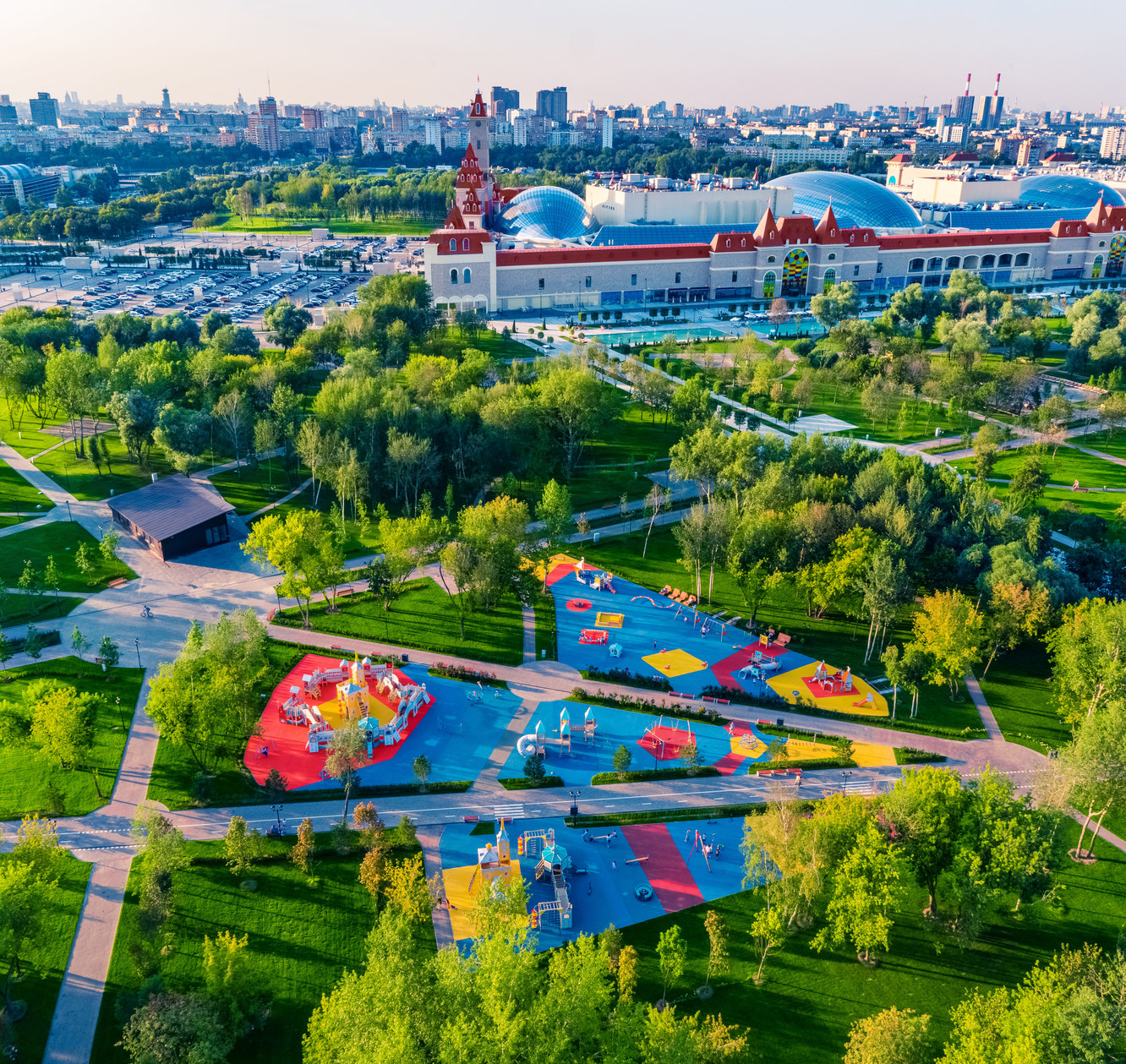 Городской променад под стеклянной крышей, пляжный клуб и аттракционы:  почему стоит посетить «Остров мечты» и чем там заняться