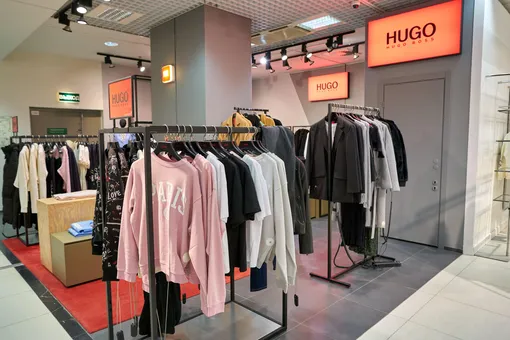 Hugo Boss продал свой российский бизнес компании «Стокманн». Магазины бренда откроются в августе-сентябре