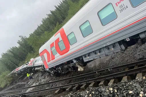 На месте крушения пассажирского поезда в Коми обнаружены тела двух погибших. По данным Минздрава, пострадали около 40 человек