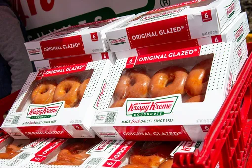 В США семью ребенка, родившегося на парковке Krispy Kreme, пообещали обеспечить запасом бесплатных пончиков на год