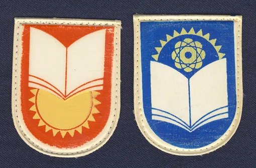 Нарукавные эмблемы для формы младших и средних классов (слева) и старших классов (справа), 1975