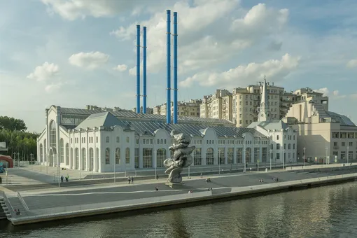 «Большая глина №4» Урса Фишера на фоне ГЭС-2 в Москве