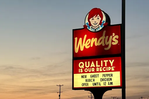 В США управляющая Wendy’s устроила на работу «призрака». За год несуществующий сотрудник «заработал» почти $20 тысяч