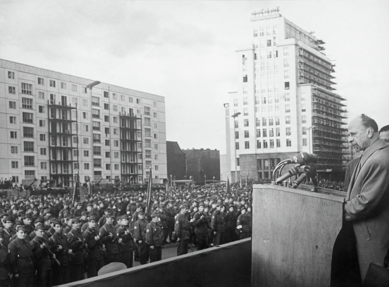 История Берлинской стены. Почему Германию поделили на Западную и Восточную?  Что такое ГДР? История ГДР. Как немцы оказались за Берлинской стеной? Когда  снесли Берлинскую стену? Новый сериал с высоким рейтингом «ГДР ...