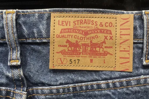 Valentino и Levi's выпустили совместную коллекцию — ее представили на модном показе в Милане