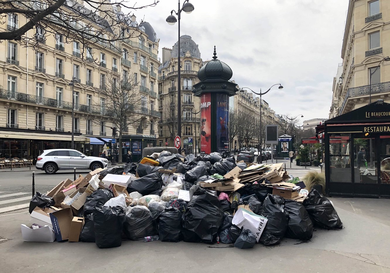 В Париже весь март почти не вывозят мусор. Фото. Работники коммунальных  служб присоединились к забастовке против пенсионной реформы