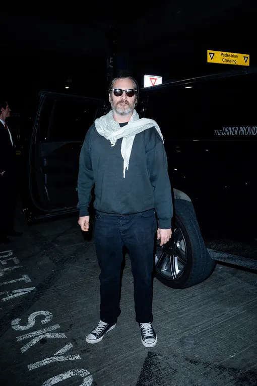 SALT LAKE CITY, UT — JANUARY 18: Actor Joaquin Phoenix leaves the Salt Lake City International Airport on January 18, 2018 in Salt Lake City, Utah. КРЕДИТ