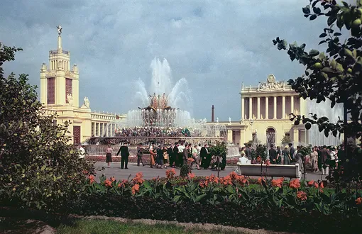 Москва. ВДНХ, фонтан «Каменный цветок». 1950-е