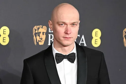 На премии BAFTA фотожурналисты перепутали Юру Борисова с композитором «Бруталиста» Дэниэлом Блумбергом