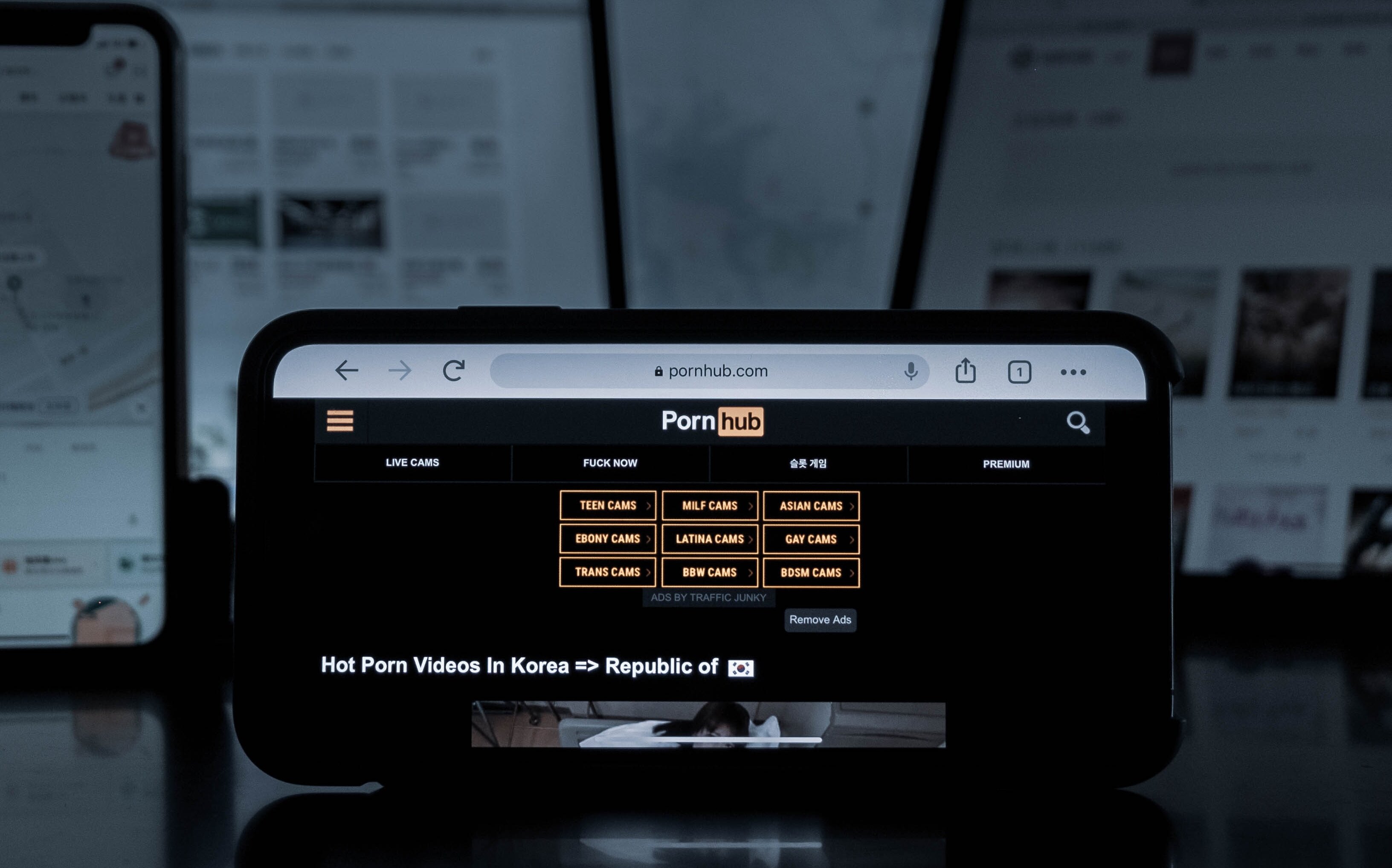 Pornhub ограничил загрузку видео на сайт и запретил скачивать записи