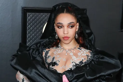 Певица FKA twigs обвинила актера Шайю ЛаБафа в сексуальном и физическом насилии