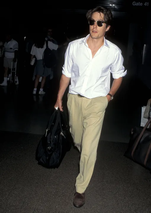 LOS ANGELES — JULY 20: Actor Hugh Grant arrives from New York City on July 20, 1995 at Los Angeles Internation Airport in Los Angeles, California. КРЕДИТ )