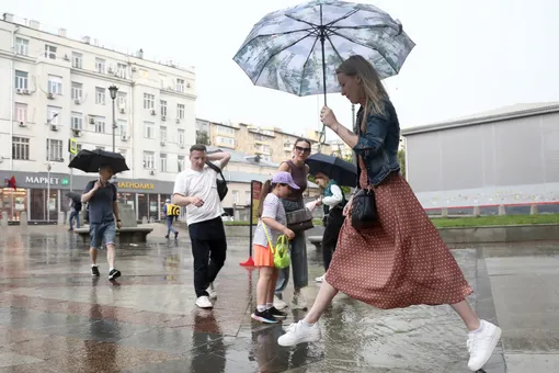 На Москву вновь обрушился сильный ливень. Подтопило улицы, транспорт и ТЦ