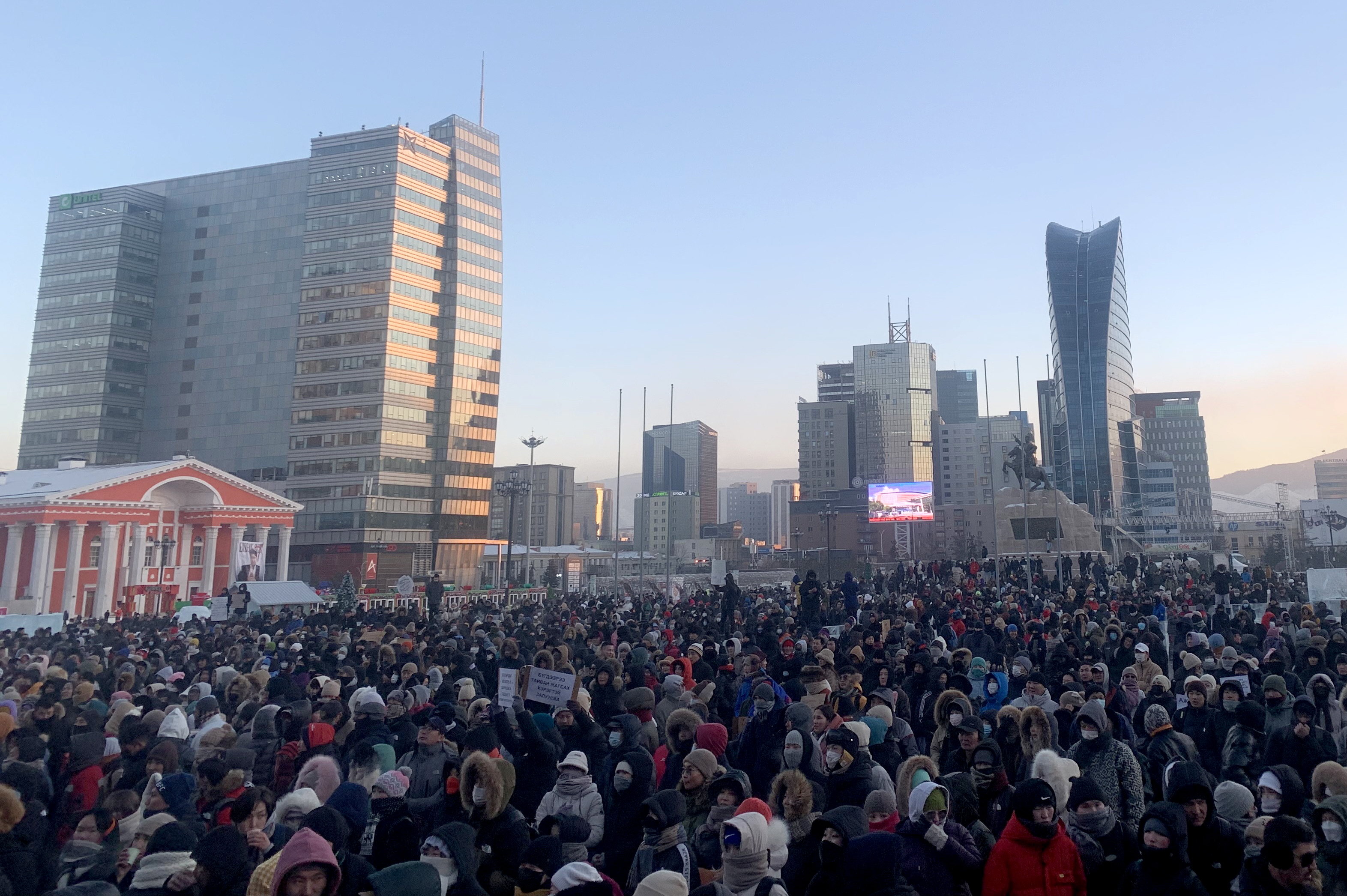 В Монголии продолжаются массовые протесты из-за хищений на миллиарды  долларов при экспорте угля в Китай