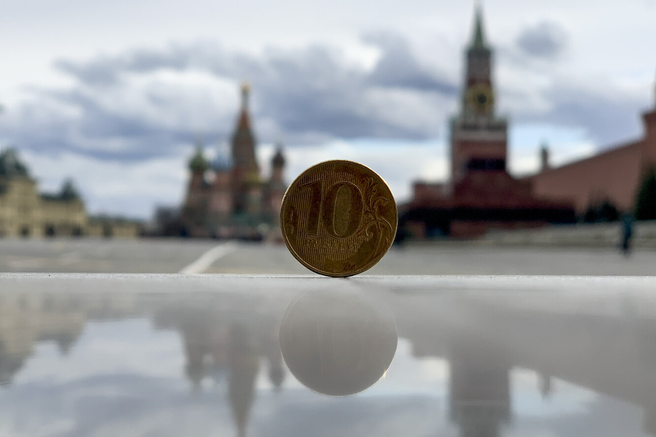 Рубль начал. Рубль окреп. Russian Rouble Photography.