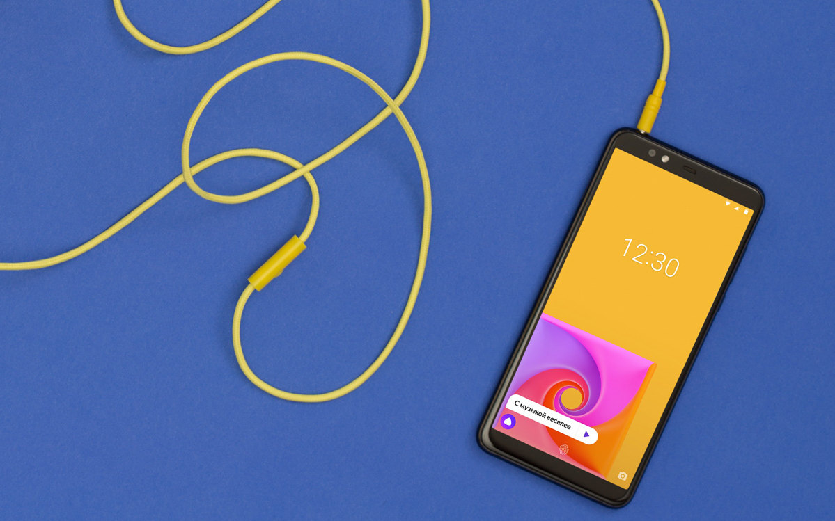 Яндекс» создал свой первый смартфон. Он работает на Android, но в него  встроена «Алиса» и собственные приложения компании