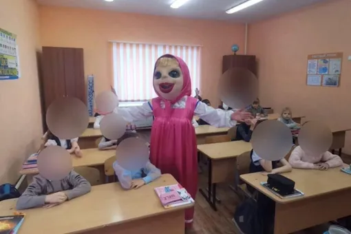 К школьникам из Кемеровской области пришла аниматор в костюме Маши из мультсериала. В соцсетях ее прозвали сестрой Аленки из Нововоронежа