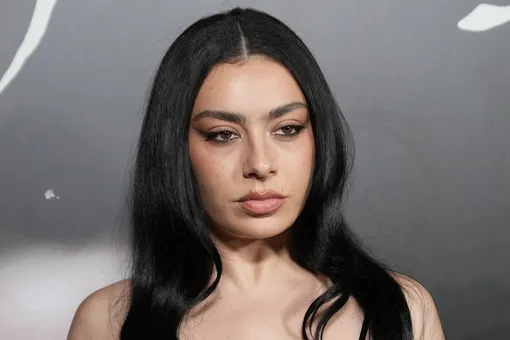 Charli XCX сыграет в триллере «Галерист» с Натали Портман и Дженной Ортегой