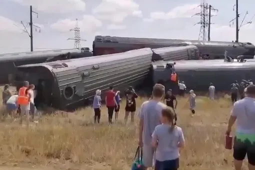 Пассажирский поезд Казань — Адлер сошел с рельсов. В нем находились 812 человек, более 100 из них пострадали