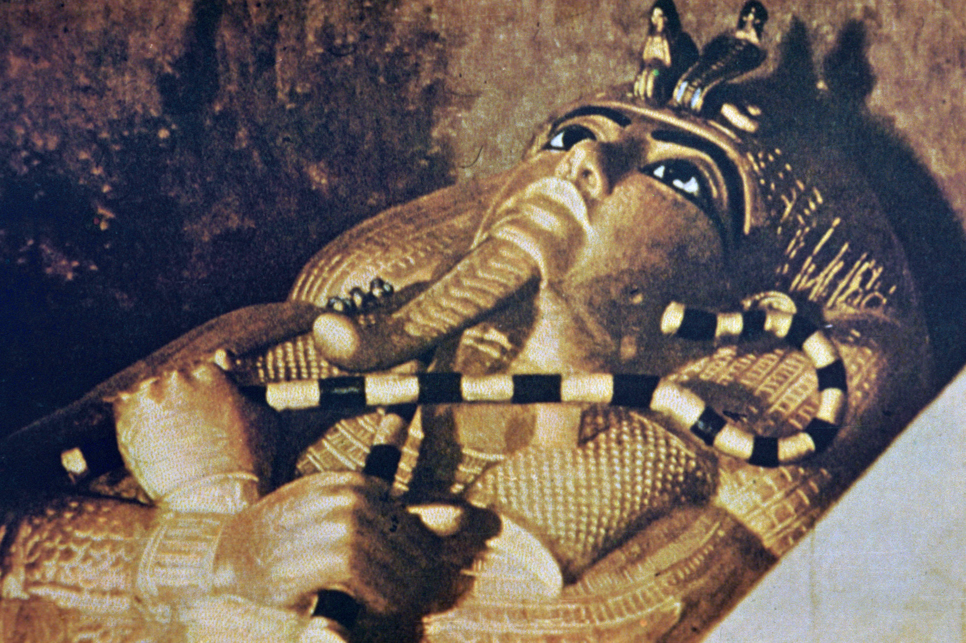 Золотая маска египетского фараона на черном фоне | Премиум Фото