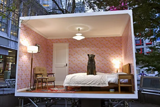 В Токио вокруг памятника Хатико построили инсталляцию в виде жилой комнаты — по случаю 100-летней годовщины со дня рождения пса