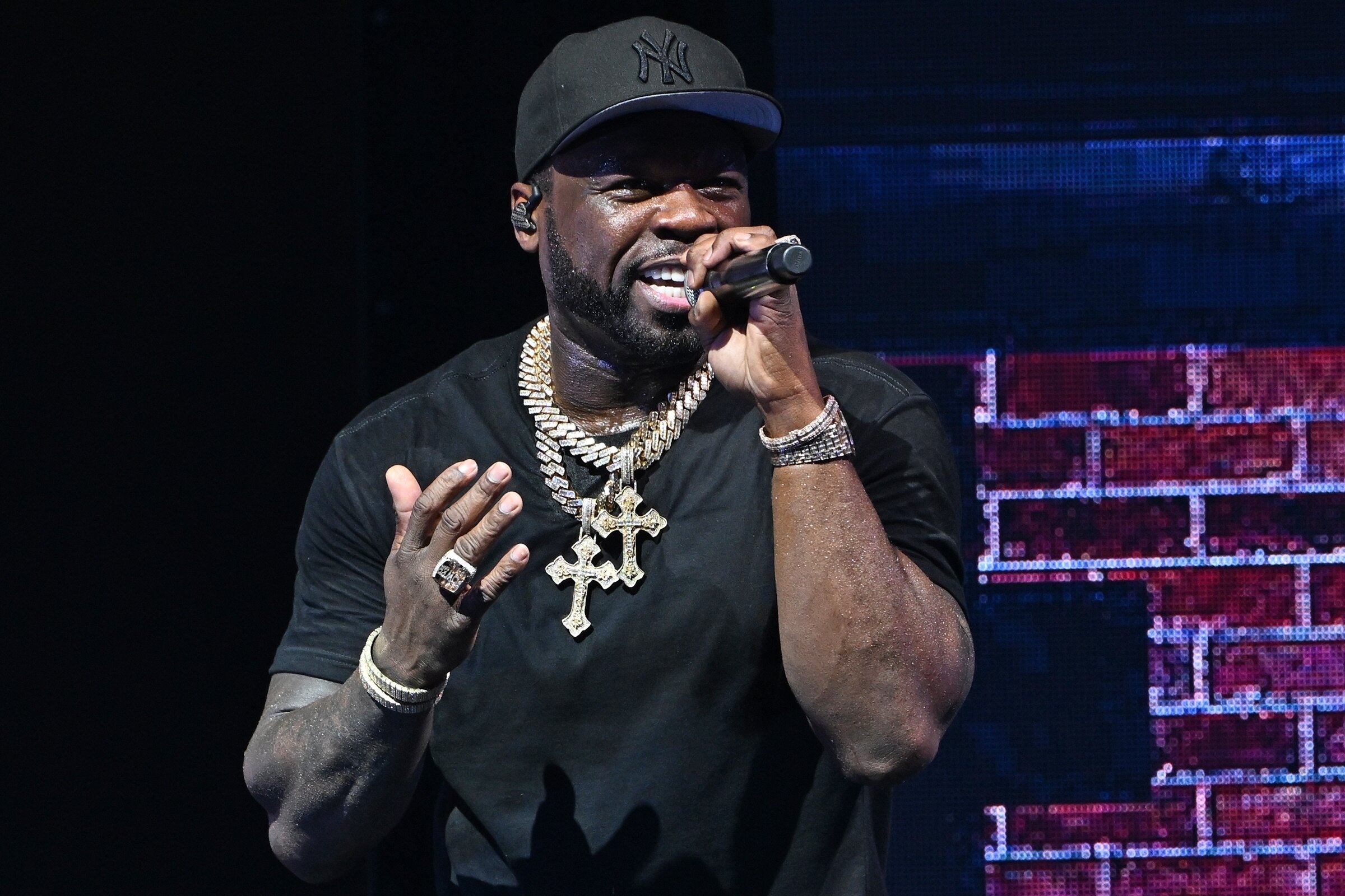 50 Cent ранил поклонницу, швырнув в нее микрофон