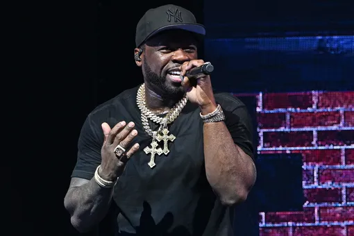 50 Cent на концерте бросил микрофон в толпу и рассек лоб поклоннице. Она обратилась в полицию