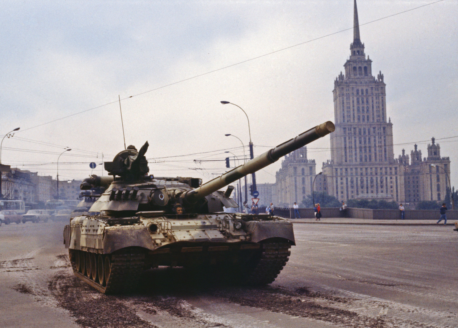 Москва 1993 августовский путч. Августовский путч танки в Москве. Путч в Москве 1993 танки. Переворот 1991 танки в Москве.